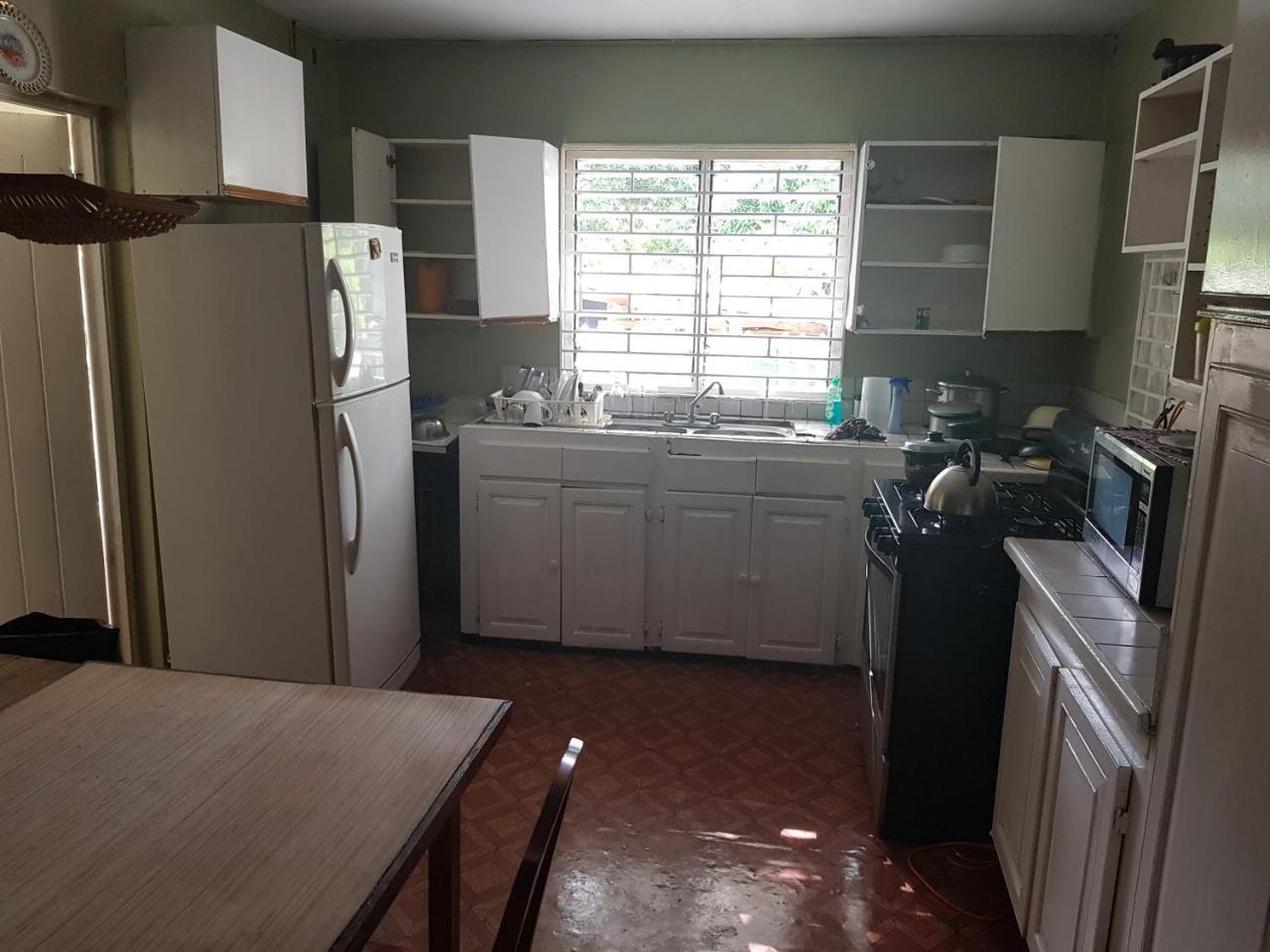 Devon Estate Apartment Кингстън Екстериор снимка