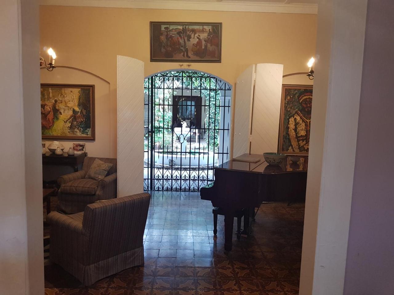 Devon Estate Apartment Кингстън Екстериор снимка